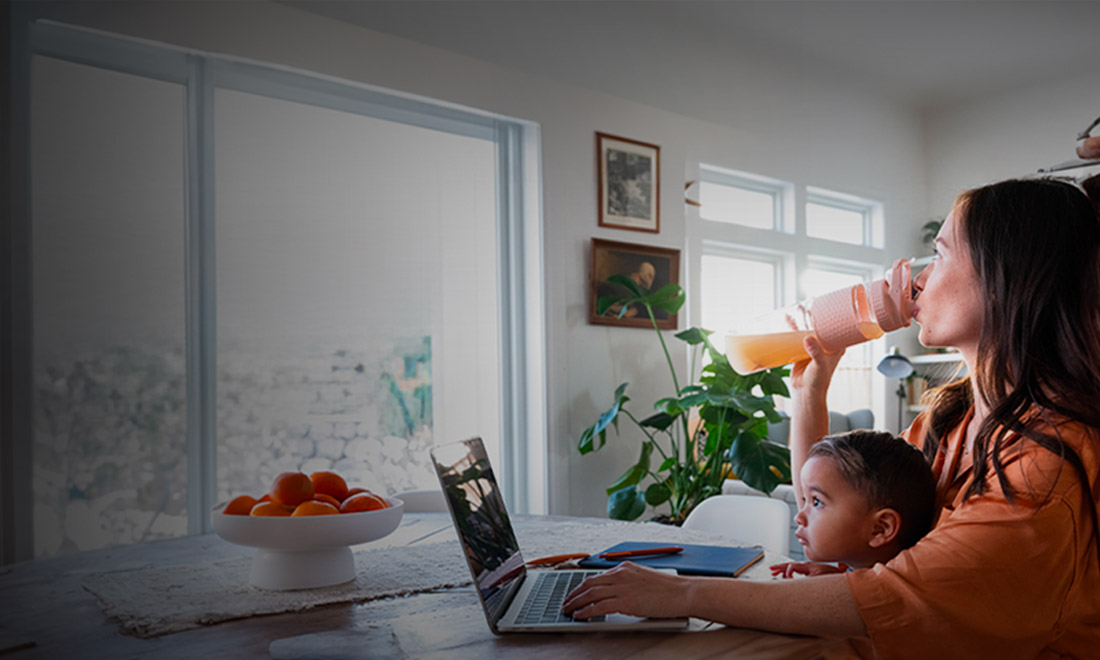 [4:51 PM] Esther Ye 一個女人和一個孩子坐在放著筆記本電腦的桌邊